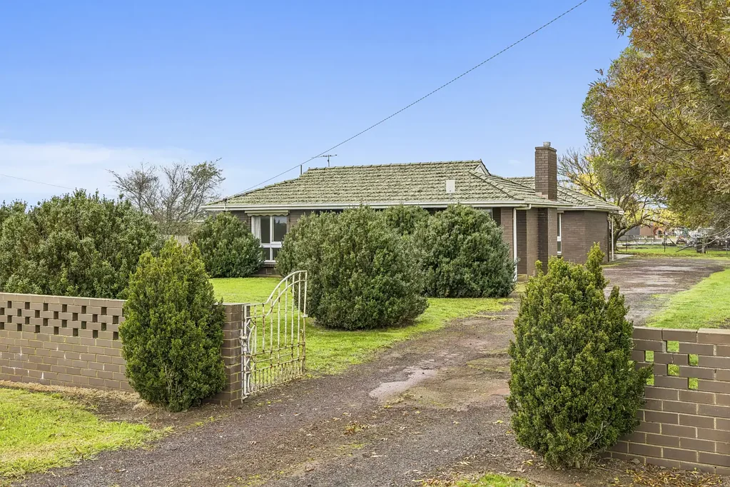 Derrinallum Generous Family Home in a Peaceful Rural Setting