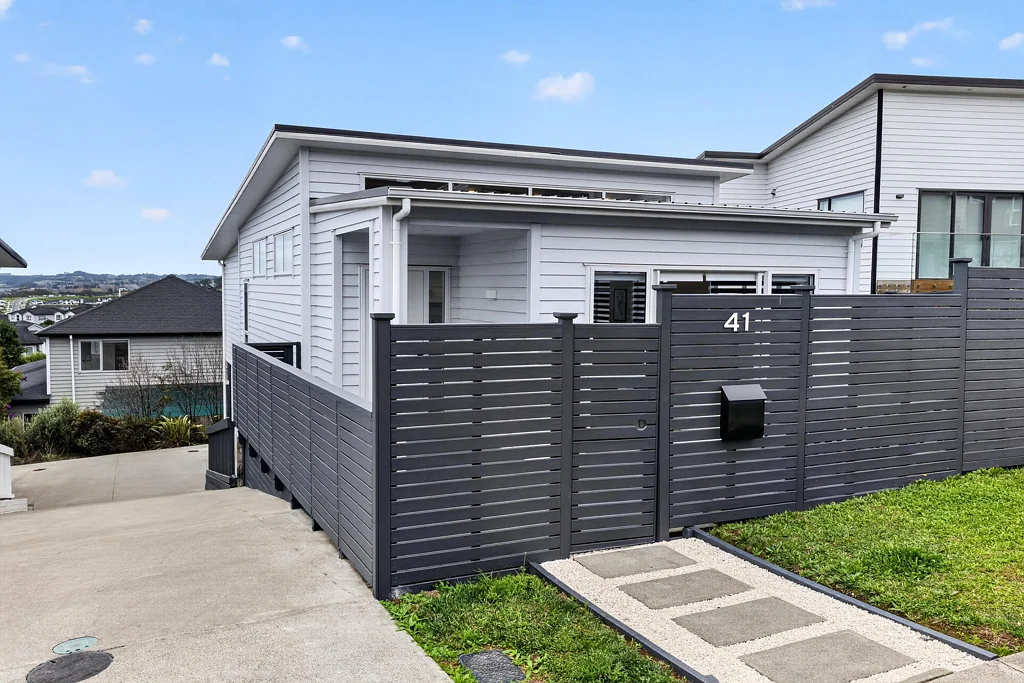Orewa 4ห้องนอน Sunny, Easy-Care Living in the Heart of Orewa