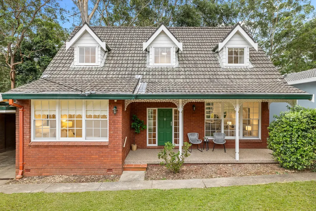 Epping 4Habitaciones Extended home with beds on both levels and reserve backdrop