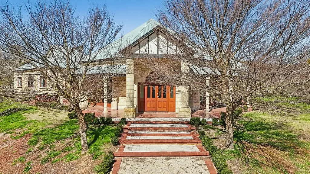 Chain Of Ponds 5房  Exceptional Acreage Living with Panoramic Views
