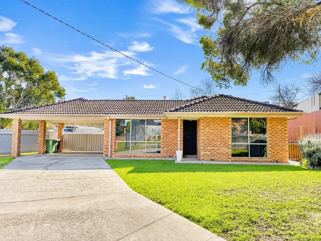 Spacious Family Home in a Quiet East Albury Court