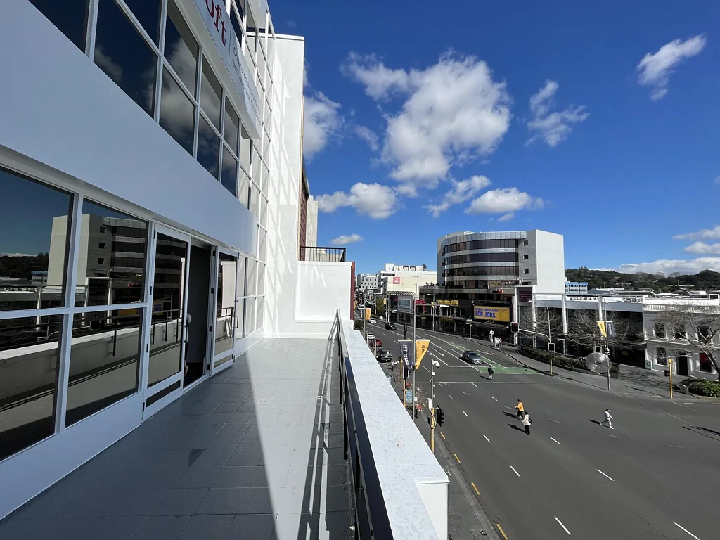 Newmarket Refurbished full floor with balcony on Broadway