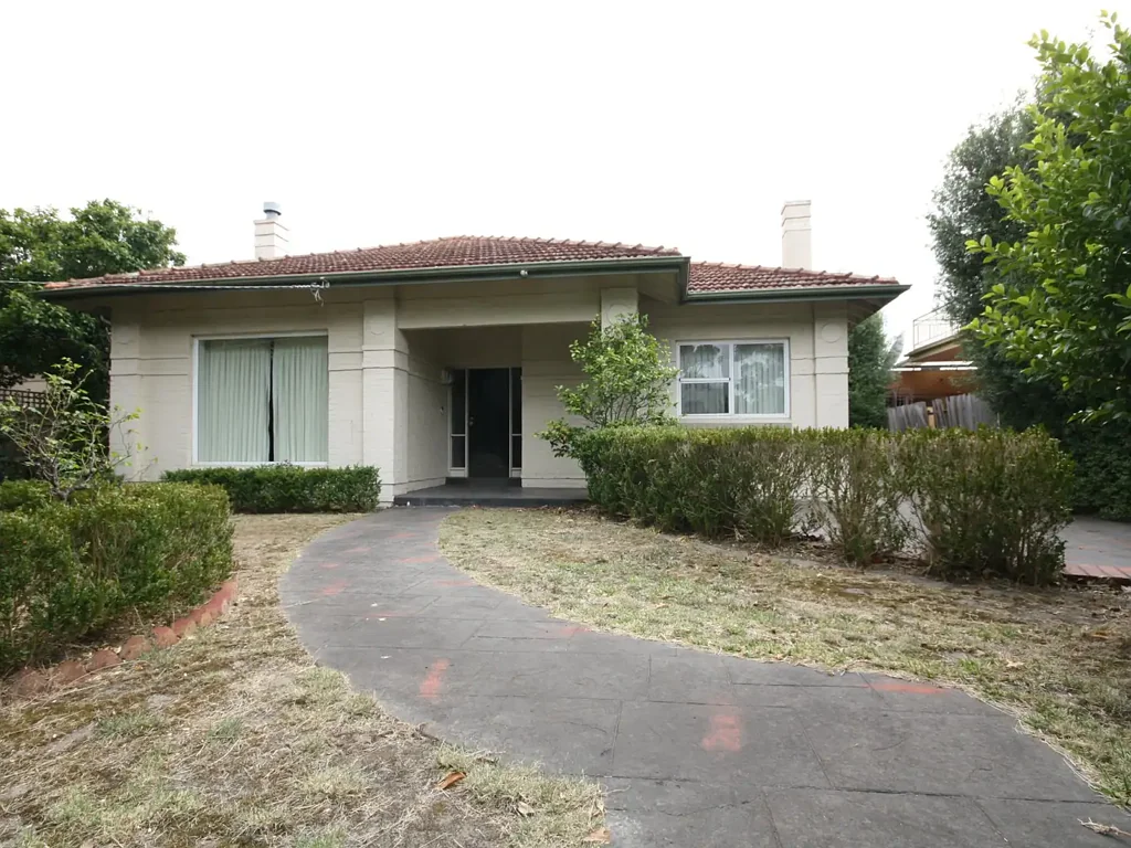 WALKING DISTANCE TO CHADSTONE SHOPPING CENTRE
