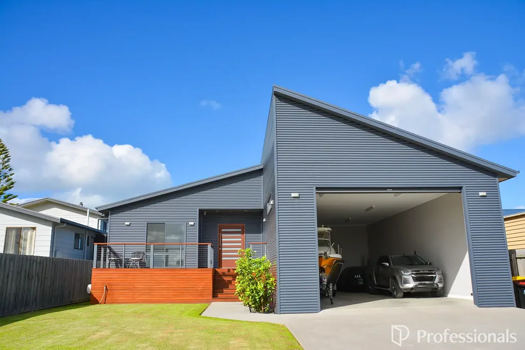 Port Albert 3 Slaapkamer Waterfront Luxury at Its Finest - Spectacular Views, Exceptional Storage & Port Albert's Premier Home!