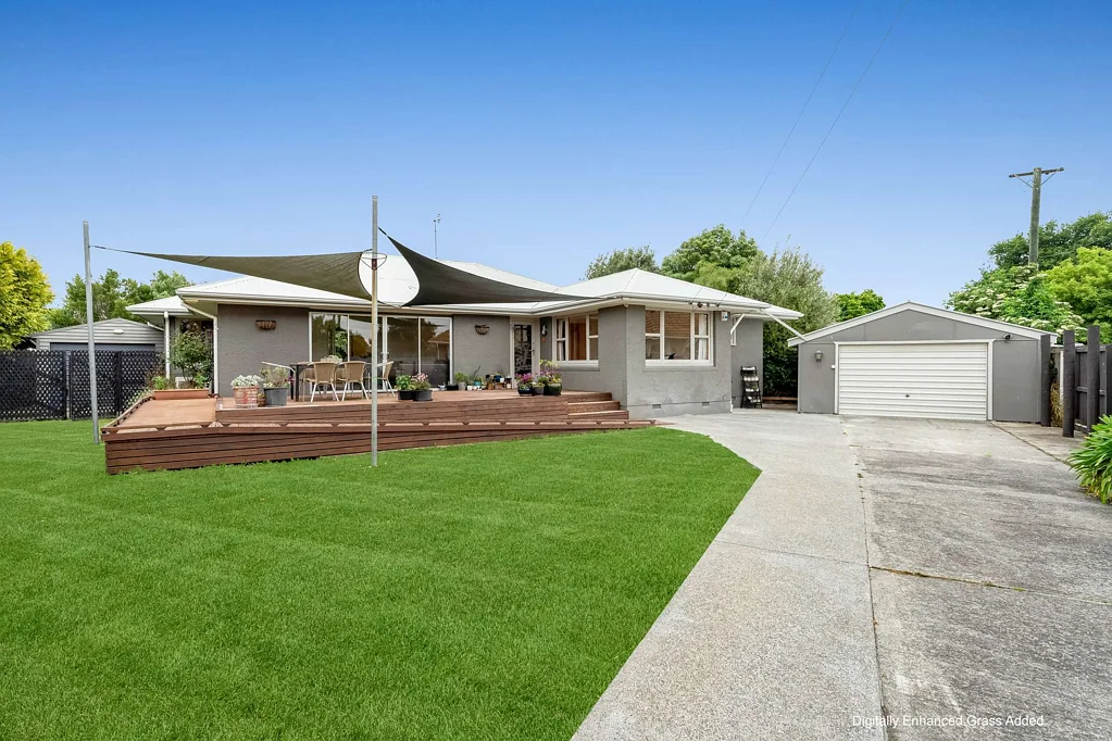 Shirley 3 Bedroom 3 Beds, 2 Baths, 2 Garages, 2 Large Decks & More