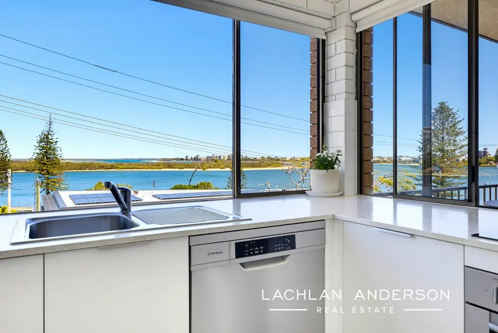 Caloundra 2બેડરૂમ DESIRABLE BEACHSIDE POSITION - LOW BODY CORPORATE