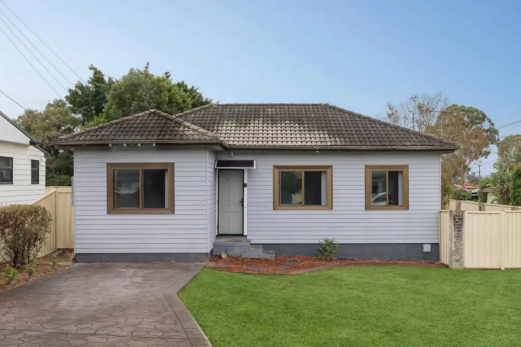 Blacktown 2房 宽敞卧室书房 开放式生活区 现代厨房配吧台 全屋木地板 低维护后院 靠近学校商店交通 Stylish & Low Maintenance Living in Convenient Setting