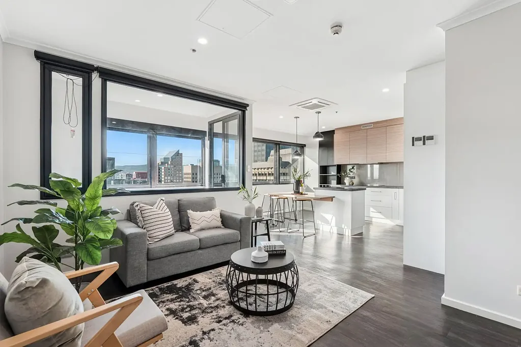 Adelaide 2房  Sophisticated Top-Floor Apartment with City Views & Luxury Renovation