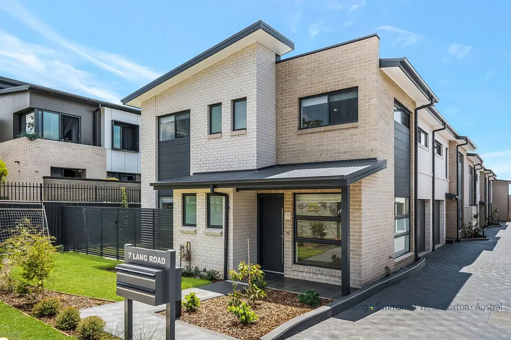 NEW TOWNHOUSE IN NEW COMPLEX!