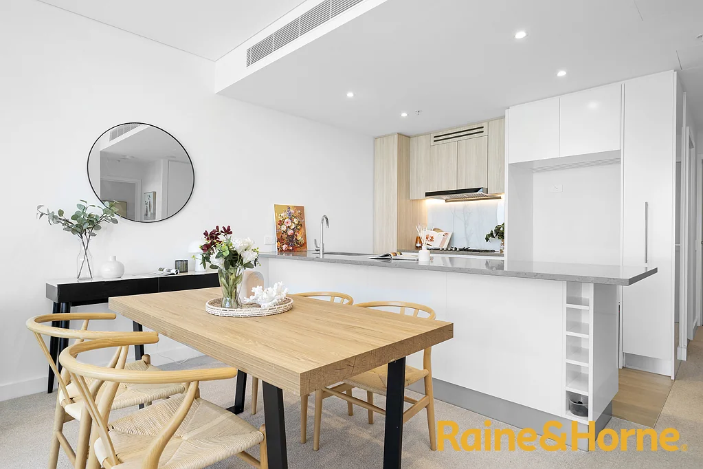 Luxurious Two Bedroom Apartment with 15th Floor Views in Rhodes Central