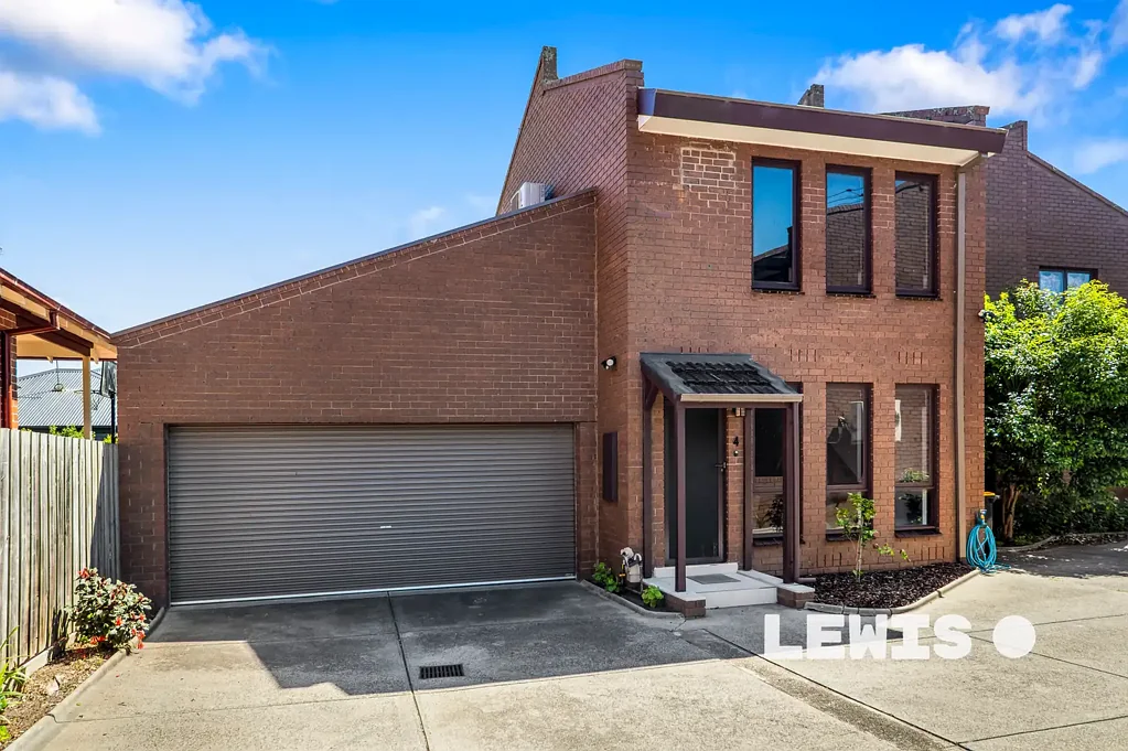 Pascoe Vale 2Kwarto What A Trifecta - Completely Refurbished, Large North Facing Courtyard & A Rare DOUBLE garage!