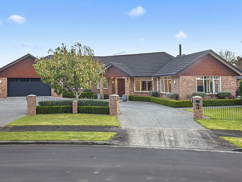 Pukekohe 5房  A truly luxurious home, with pool and outdoor bar