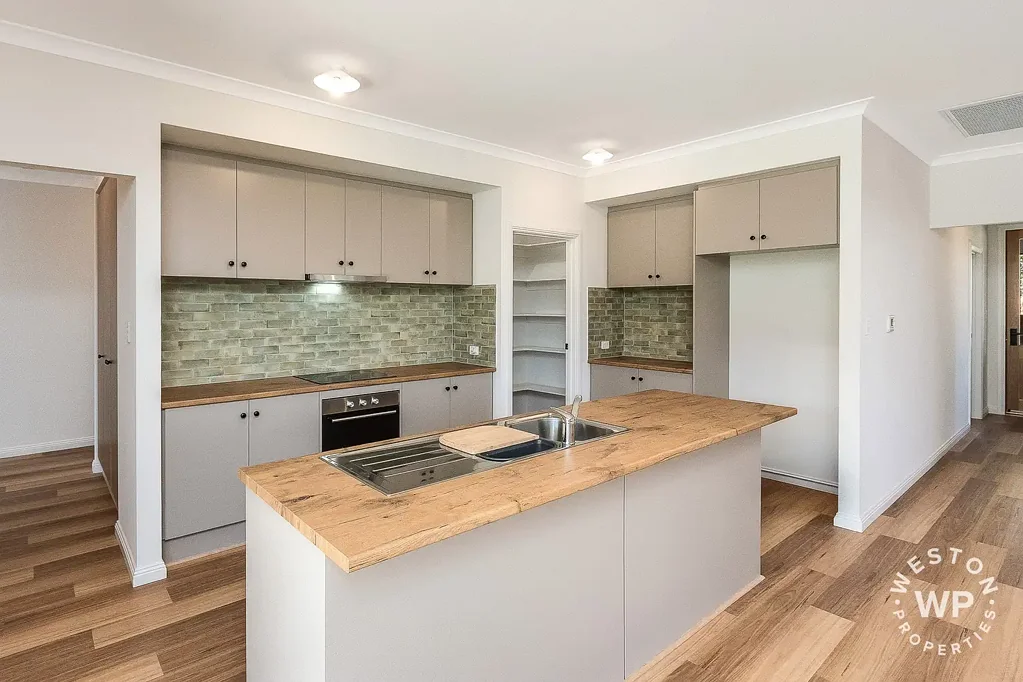 THIS BEAUTIFUL HOME IS ONE NOT TO BE MISSED - AND WITH A YARD OF  APPROX. 800m2 FOR THE KIDS