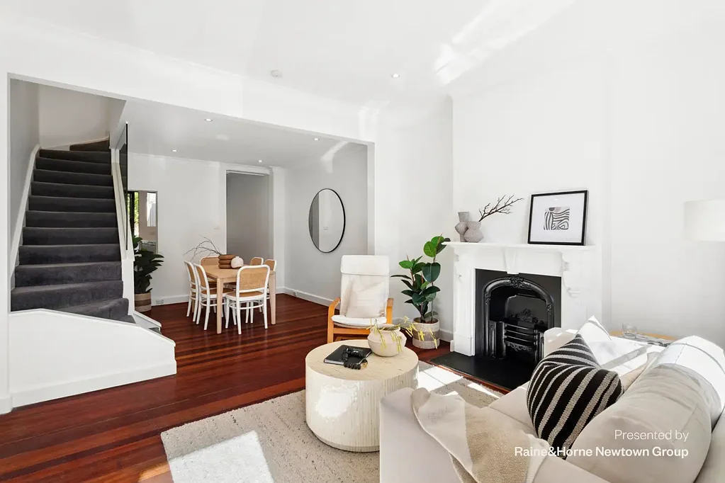 Delightful 2 bed entertainer with rear lane access