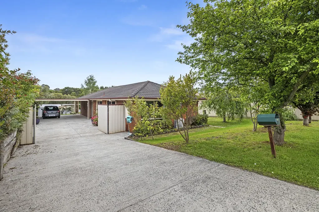 Leongatha 3침실 Spacious Living on a Rare Quarter Acre Block with Shed