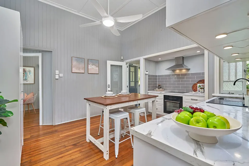 Mooroobool 3कमरा Classic Queenslander Charm on a Huge 809m² Subdividable Block