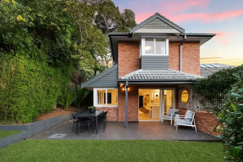 Modern Townhouse with North-Facing Entertainer's Garden