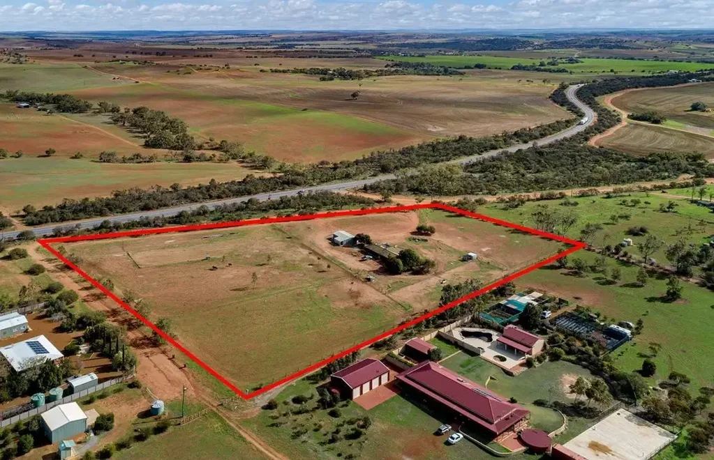 PEACEFUL RURAL LIVING ON 5 ACRES - JUST 30 MINTUES FROM GERALDTON