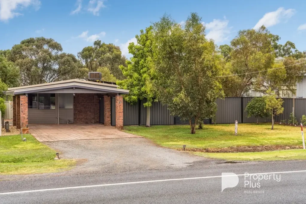 Charlton 3 Bedroom Dream Property: 3738m2 on 3 Titles with 2 Street Frontage