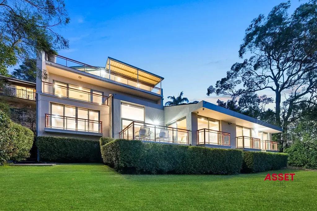 East Killara 6कमरा Masterbuilt Architectural Substantial Residence – North-to-Rear with level lawn and Garigal National Park Views - Private & Tranquil - 1157 sqm