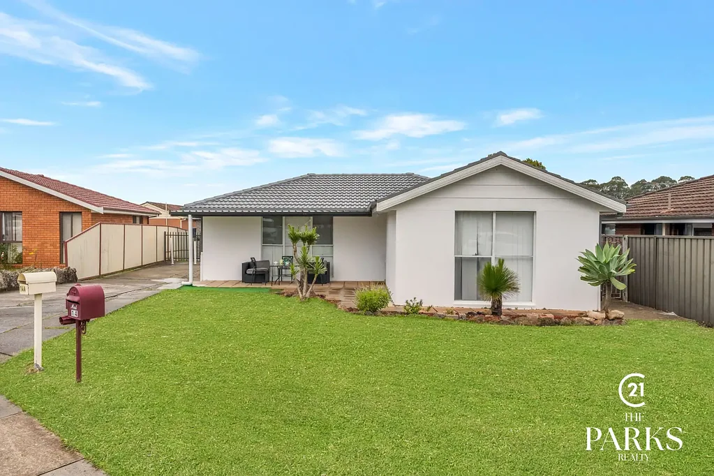 Bossley Park 5房 Bossley Park优越位置 577sqm宽敞地块 多功能家园 3+2卧室Council批准附属住宅 家庭娱乐空间丰富 投资潜力巨大 3 Bedroom Renovated home with 2 Bedroom Approved Granny Flat!