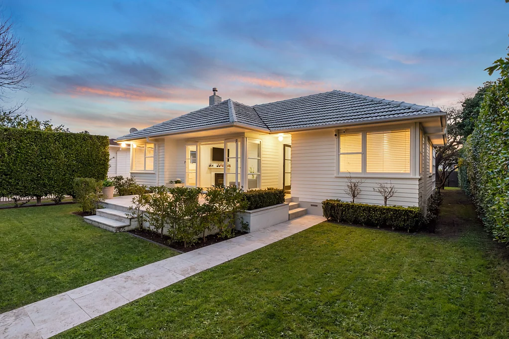 12 Crocombe Crescent, Beach Haven, North Shore City, Auckland
