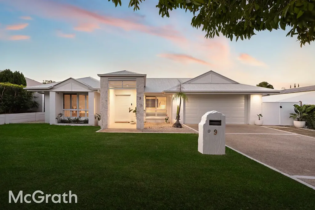 Four bedroom family home in Coomera Waters!