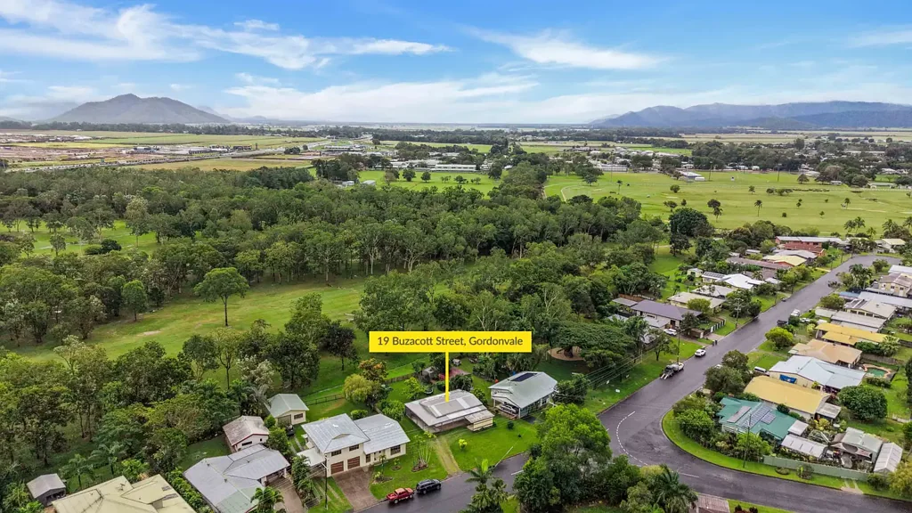 Gordonvale 3ห้องนอน Open Saturday from 1:00pm to 1:45pm - Golf Course Outlook with Wide Side Access on 857m² - The Perfect Investment or Future Family Home