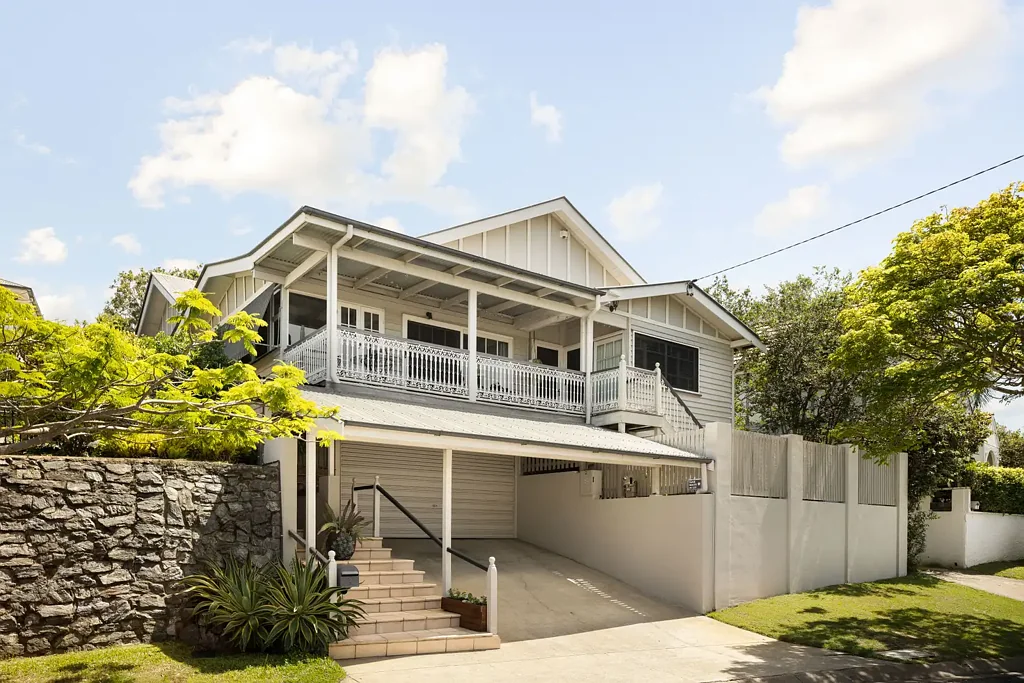 Clayfield 3침실 Effortless Family Living and Queensland Charm in a Lifestyle Location
