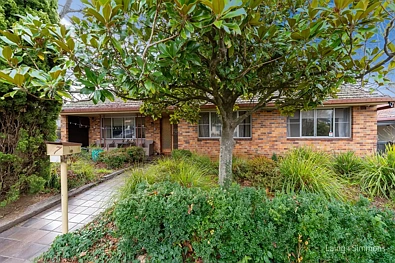 Armidale 6Zimmer Incredible Investment Opportunity In Tightly Held Neighbourhood - Low Maintenance, Double Brick Family Home With Two Additional Residences