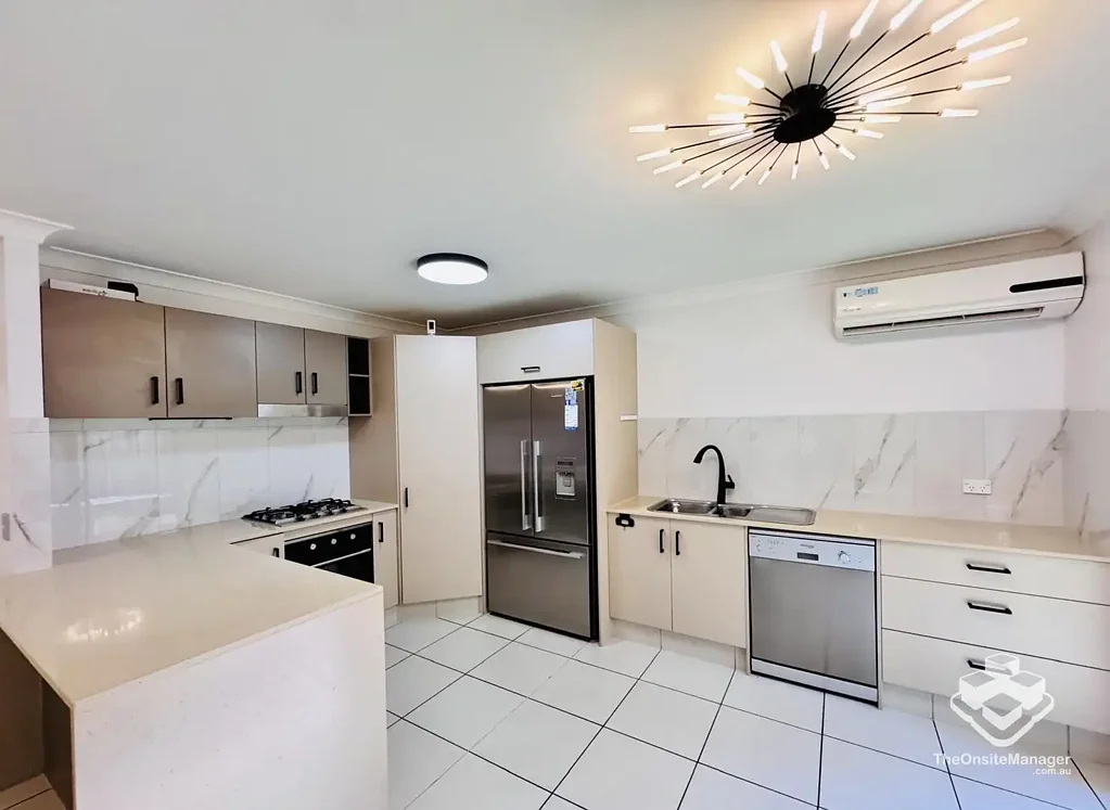 Coombabah 3غرفة نوم Modern Renovated Coastal Townhouse for Sale
