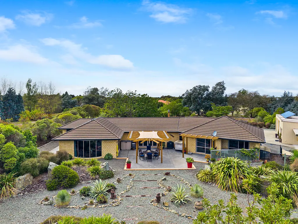 Rarangi 4Kwarto Modern Home, Natural Setting