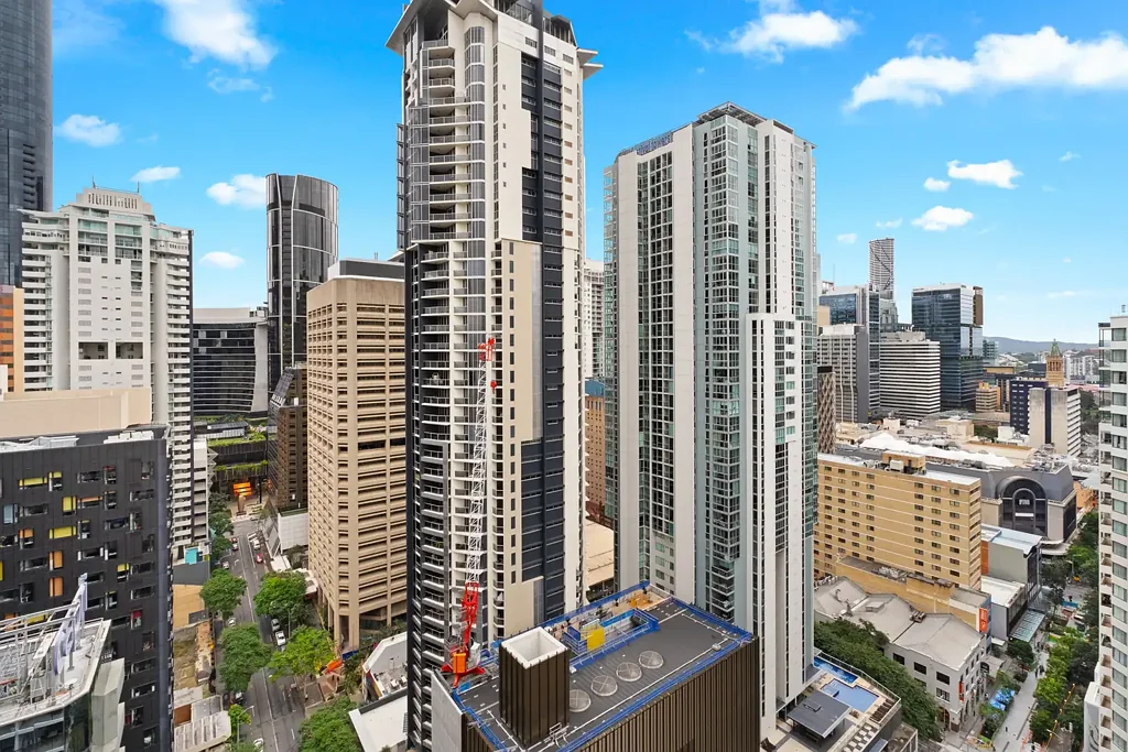 Brisbane City 2房 CBD核心两室两卫 宽敞阳台城市景观 现代厨卫充足光线 私人车位储物空间 市中心低维护生活 Spacious River City Residence with Study & Sweeping CBD Views