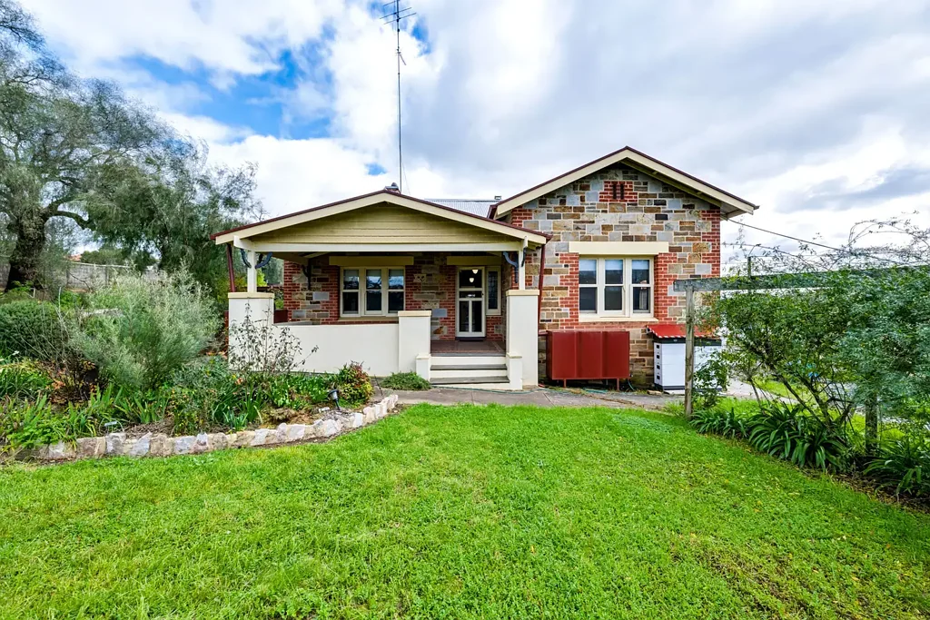 Clare 3कमरा Pebble Stone Character Home Circa 1921 – Charming, Private & Packed with Features