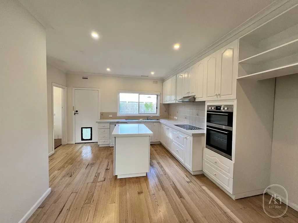 Modern 4-Bedroom Family Home in a Quiet Bentleigh East Court