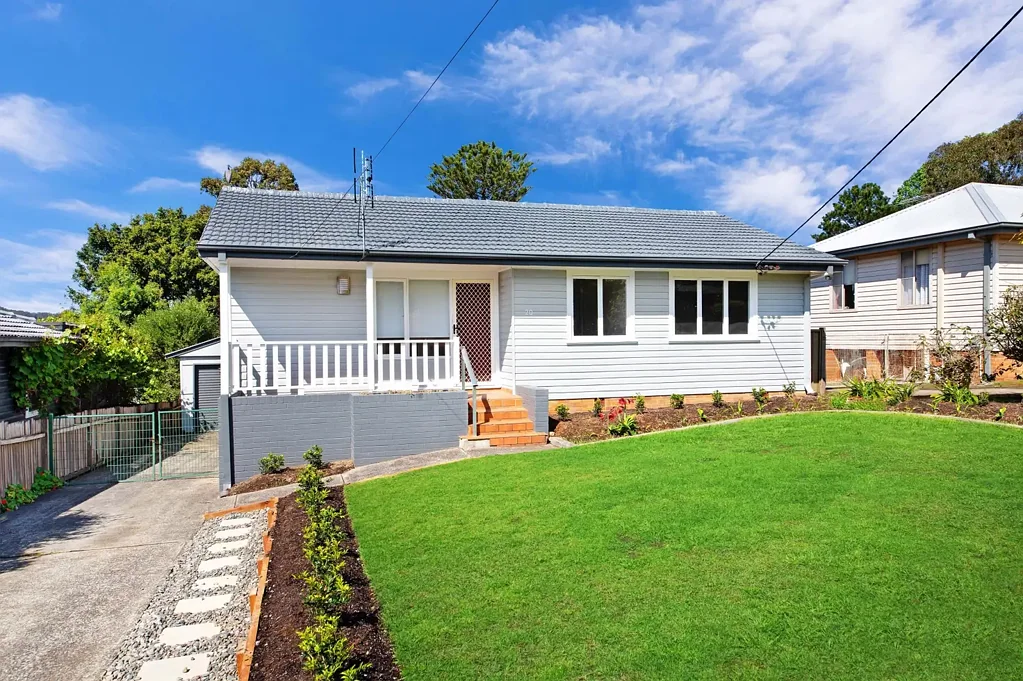 Beautifully Presented Home & Central Location - Lawn Maintenance Included