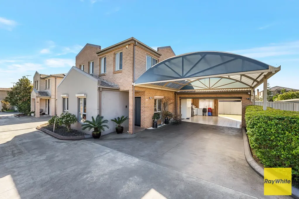 Casula 4 Bedroom 4 Bedroom Home with Sauna !!
