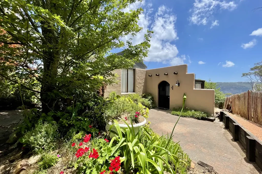 Iconic Escarpment Living with Uninterrupted Three Sisters Views