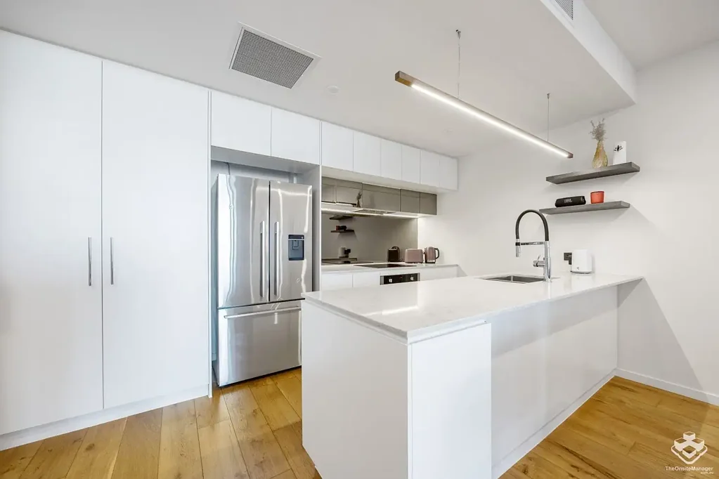Contemporary 2-Bedroom Apartment with stunning Broadwater Views