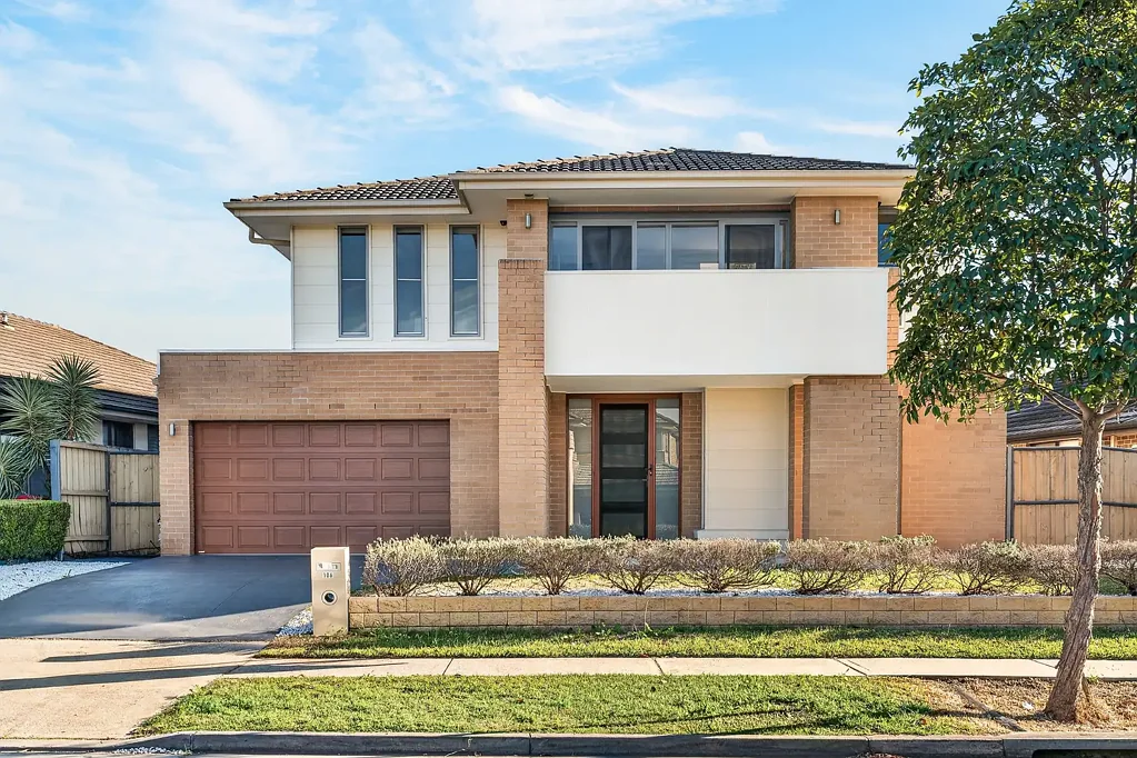 Moorebank 6房 Moorebank宽大地块 509平米 5卧带柜 超大厨房 娱乐后廊 双车库 OPEN HOME CANCELLED!