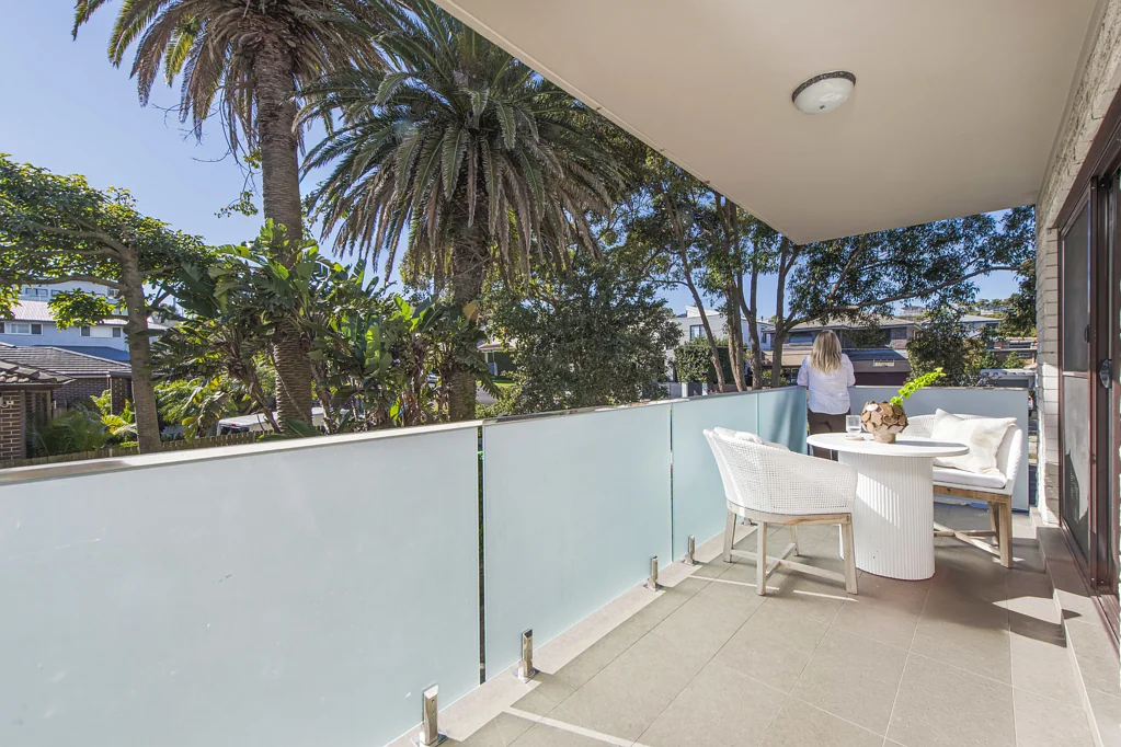 Freshwater 2chambre North-facing Beachside apartment with oversized garage, 400m stroll to beach