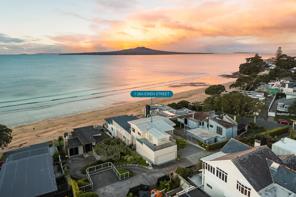 Takapuna 4Phòng ngủ Rare Coastal Opportunity: Space, Views & Potential