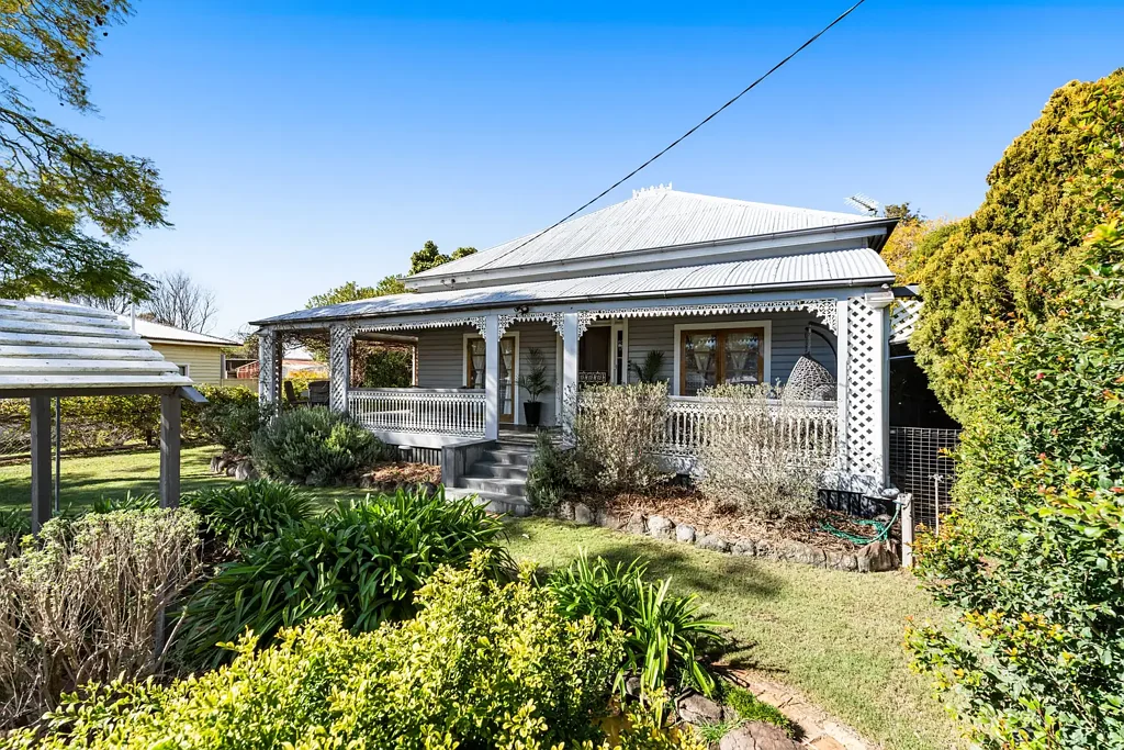 Pittsworth 4غرفة نوم Delightful Queenslander blending character with today's modern living