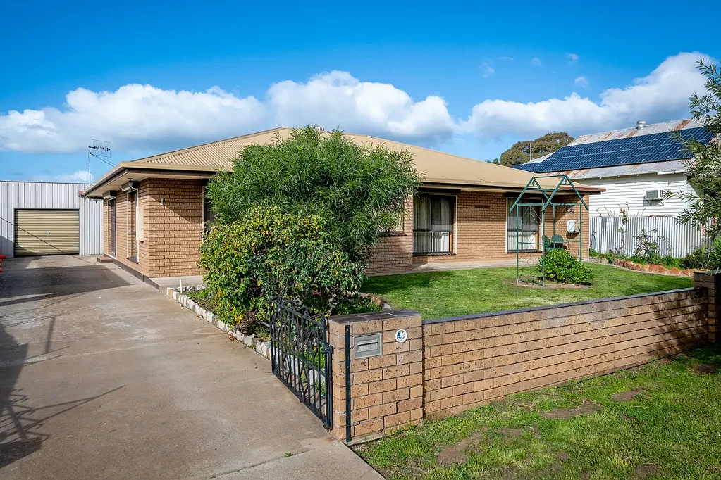 Nhill 3房  Classic Brick Home with Space, Functionality & Endless Potential