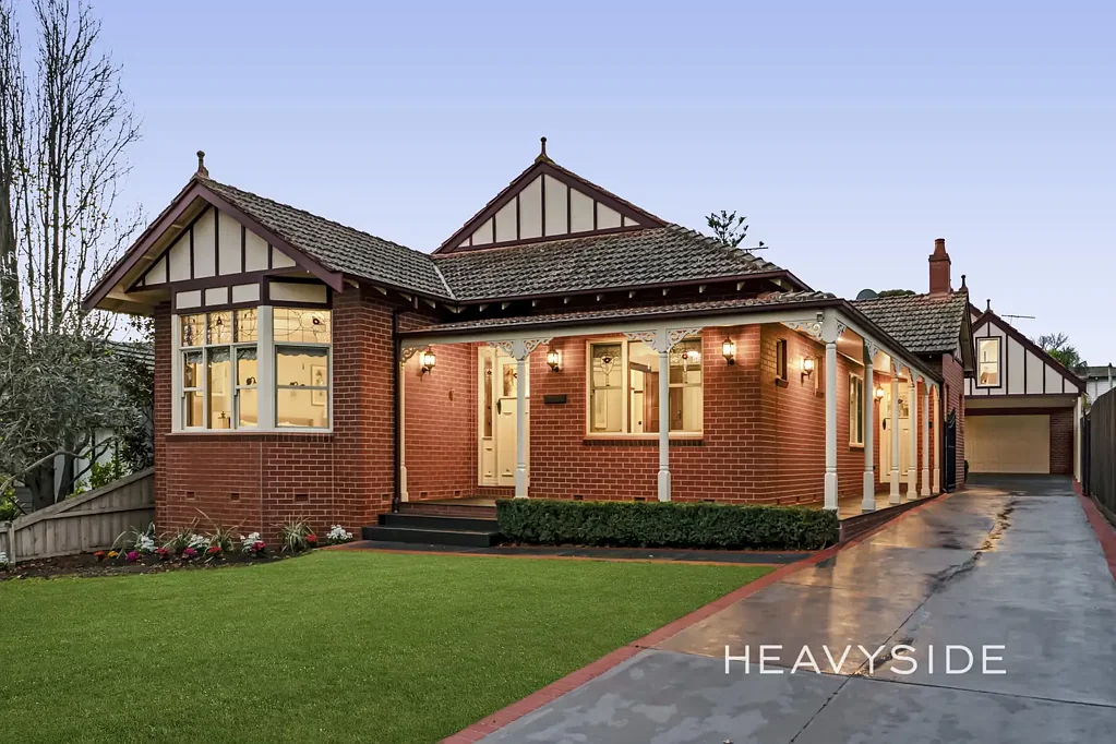 Camberwell 5房 20年房龄经典风格家庭住宅，占地820平方米 20 Year Old Period Family Home on 820sqm