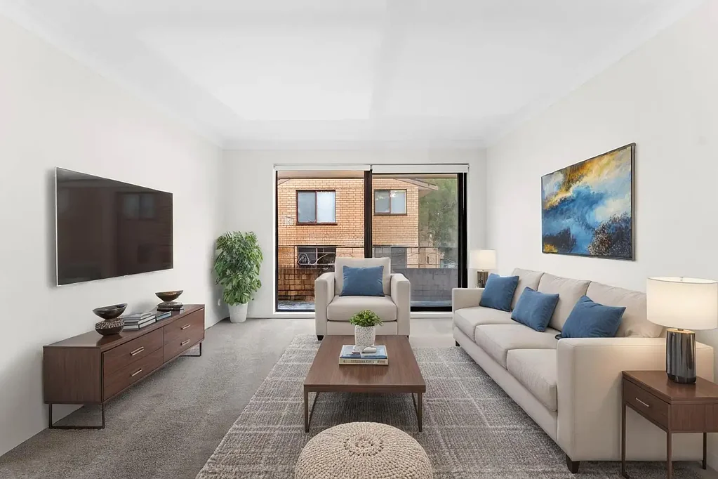 Freshly painted with brand new carpets. Warm and inviting open plan apartment
