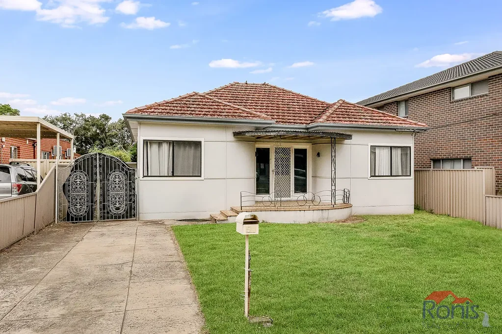 Condell Park 3房 黄金地段 1012sqm巨地 三卧带柜 更新厨房 浴缸淋浴 全屋木地板 开放式起居 邻近学校医院 交通便捷 开发潜力 SMART INVESTMENT WITH STRONG FUTURE POTENTIAL