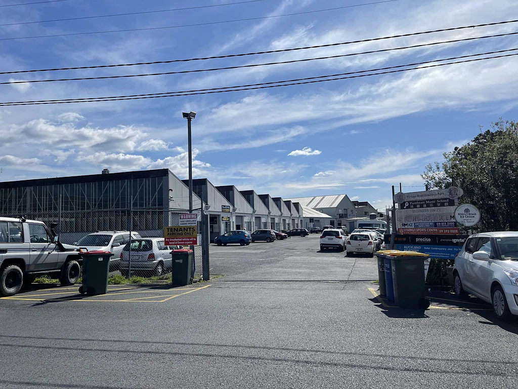 New Lynn Handy Warehouse in centre New Lynn