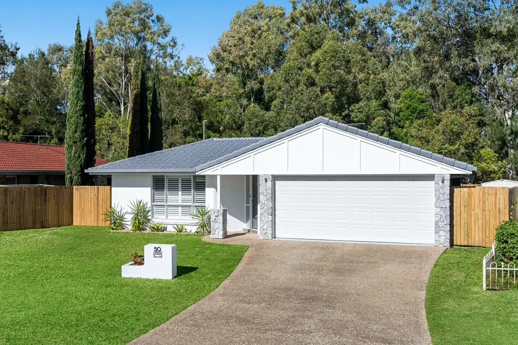 Birkdale 3chambre Renovated Low-Set Living Backing onto Nature