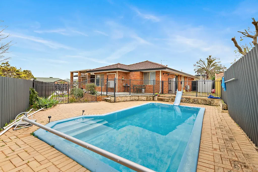 Lake Coogee 4房  Welcome to a Home Where Family Memories Are Made